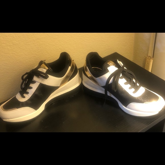 Stylish Michael Kors Liv sporty sneakers size 8 - Picture 2 of 11